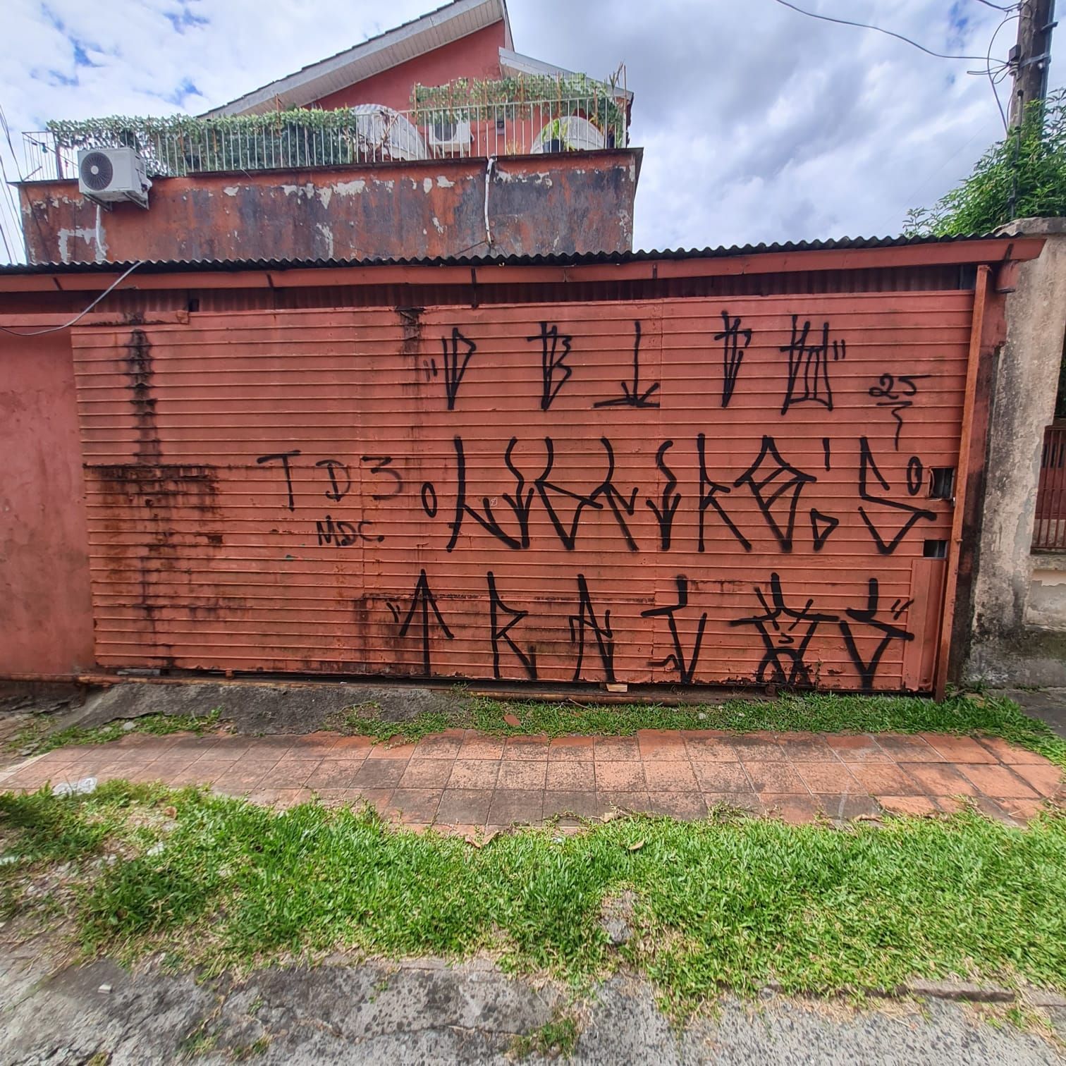 GARAGEM FECHADA