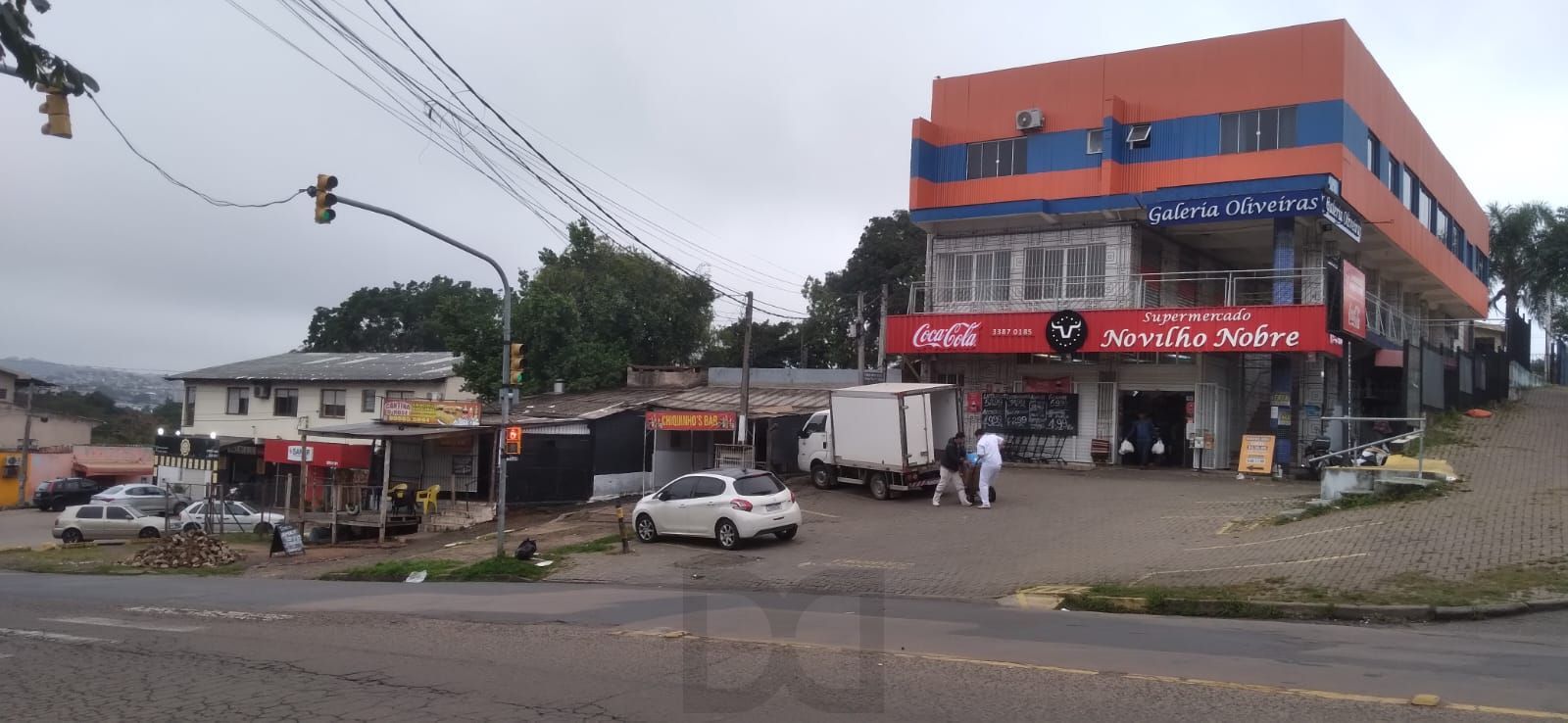 mercado na frente do prédio