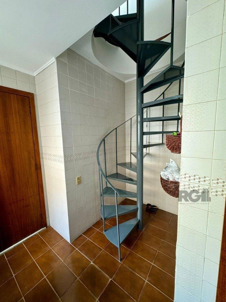 Cobertura duplex a venda semi mobiliada no bairro Petrópolis. — foto 24