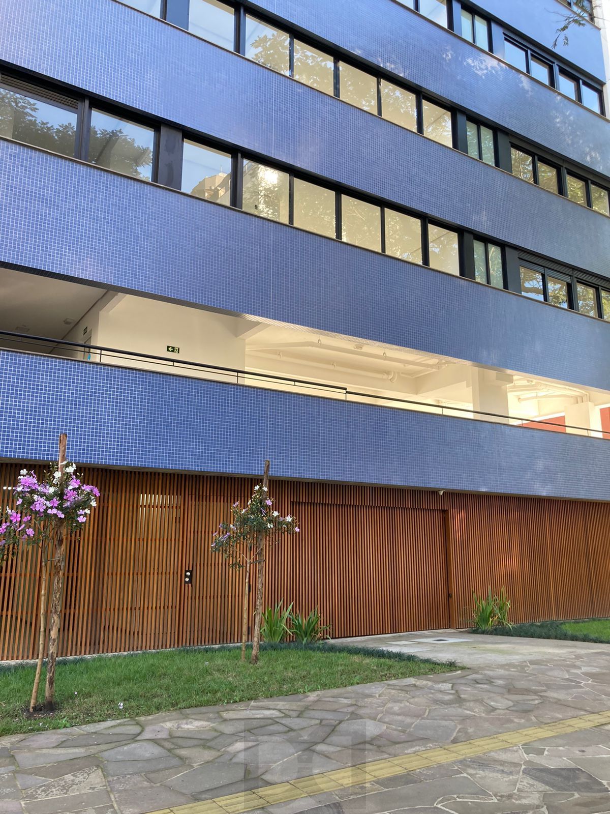 Fachada com garagens