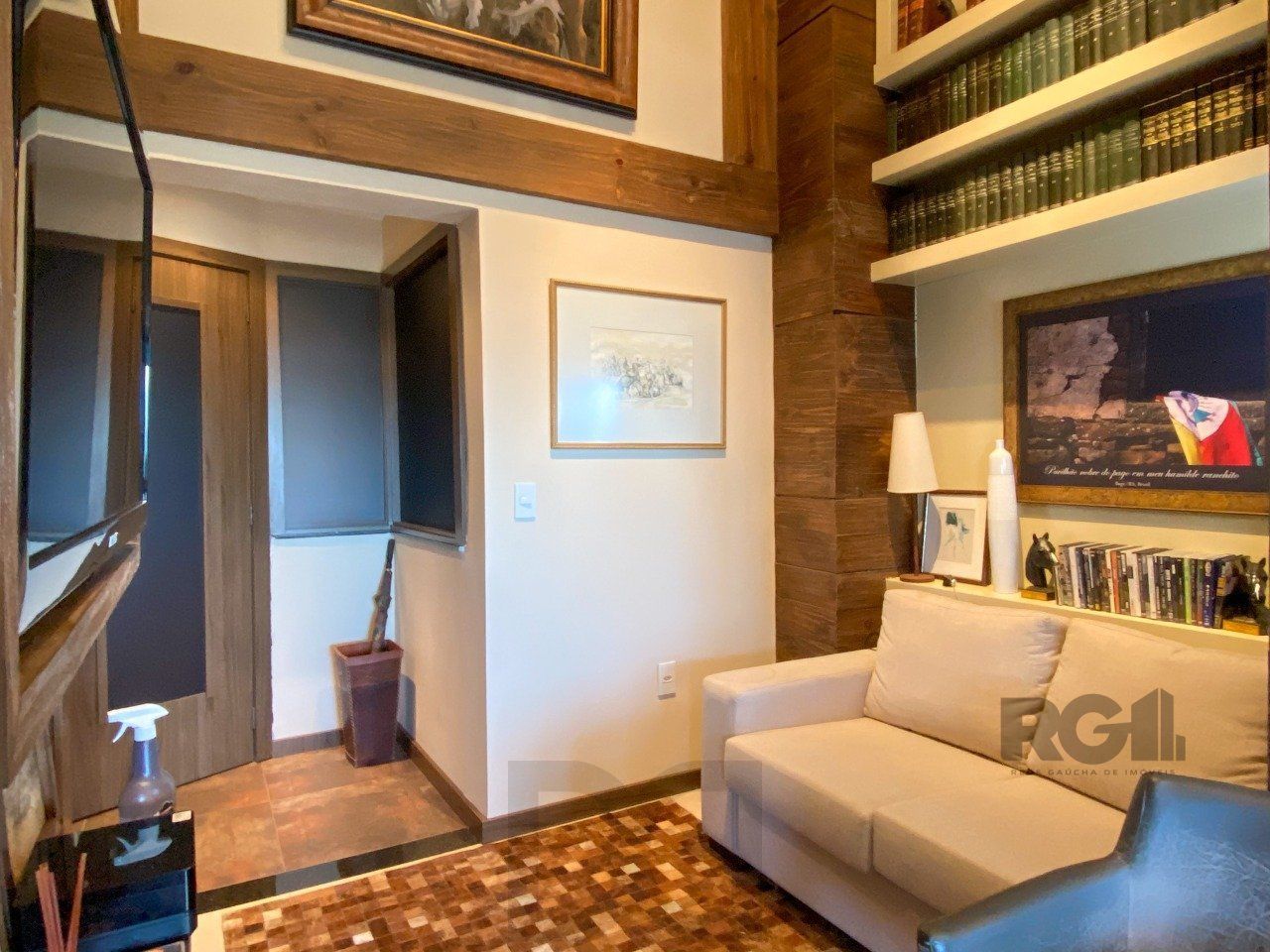 Sala mobiliada, com churrasqueira para happy hour e vista para o Guaíba — foto 2