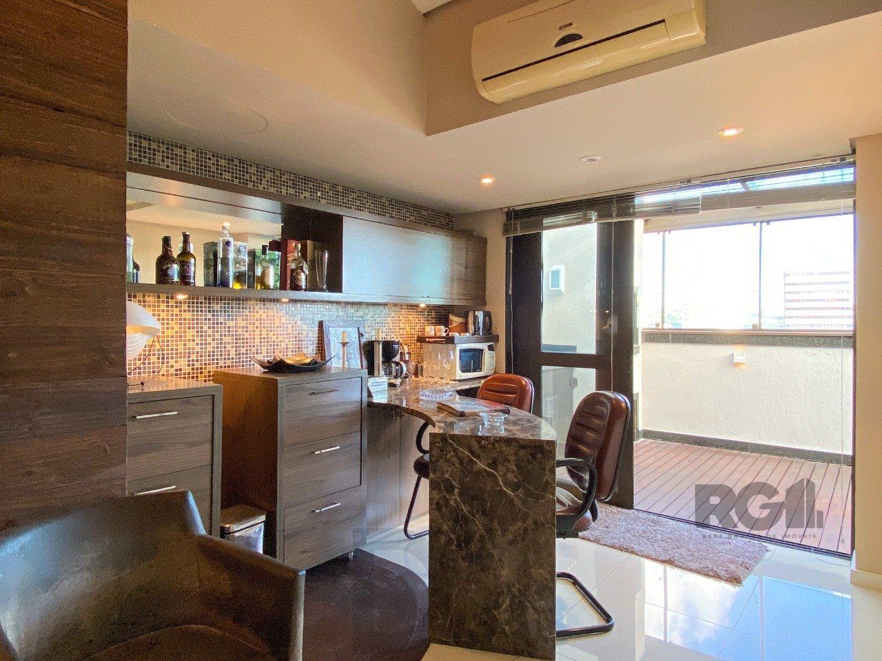 Sala mobiliada, com churrasqueira para happy hour e vista para o Guaíba — foto 10