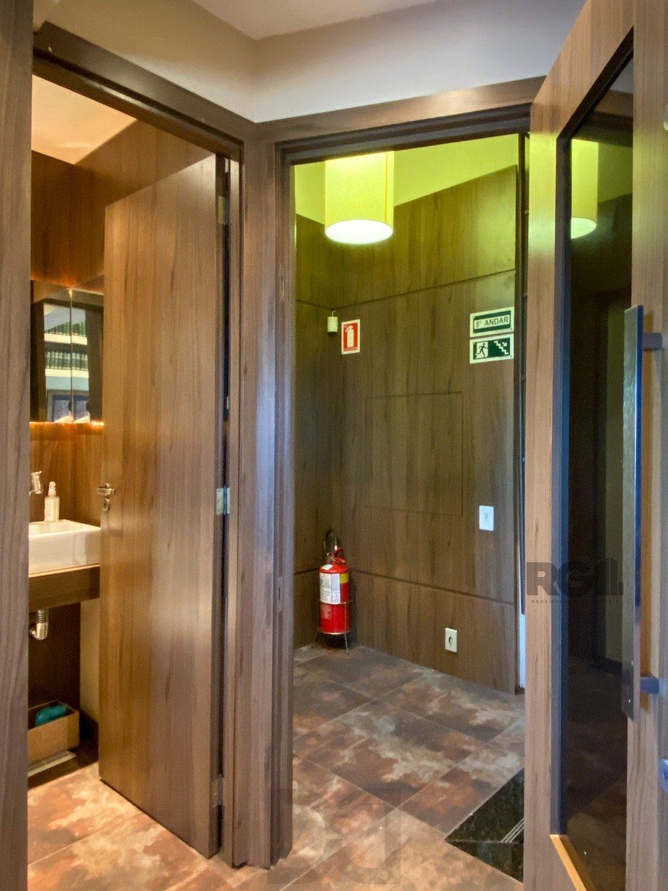Sala mobiliada, com churrasqueira para happy hour e vista para o Guaíba — foto 19
