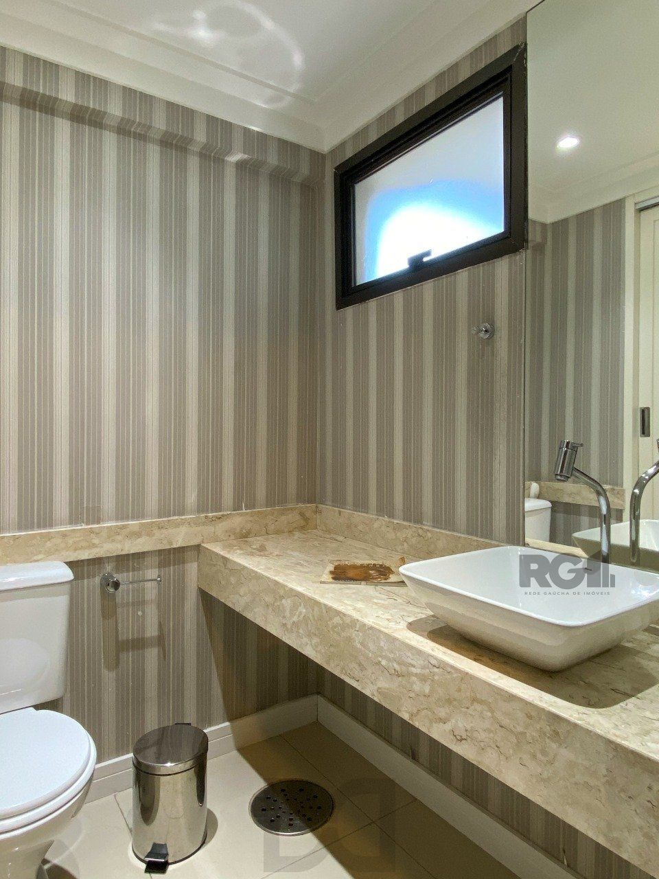 Sala mobiliada, com churrasqueira para happy hour e vista para o Guaíba — foto 56