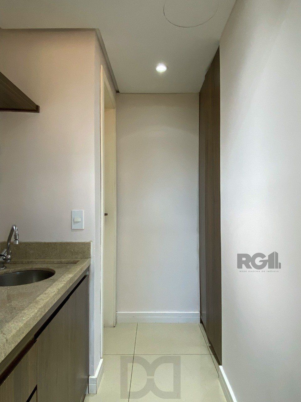 Sala mobiliada, com churrasqueira para happy hour e vista para o Guaíba — foto 69