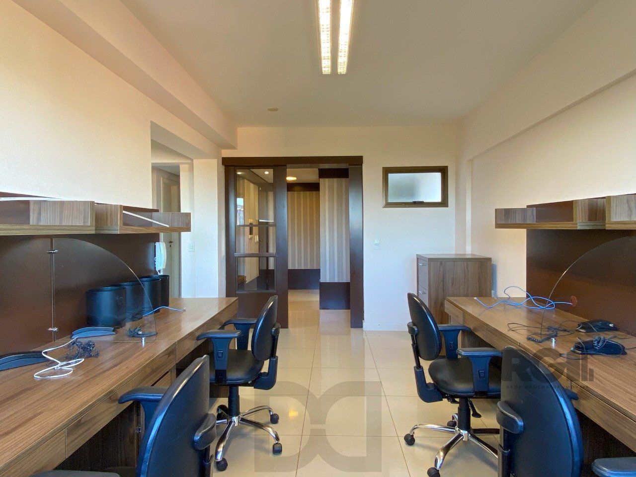 Sala mobiliada, com churrasqueira para happy hour e vista para o Guaíba — foto 47