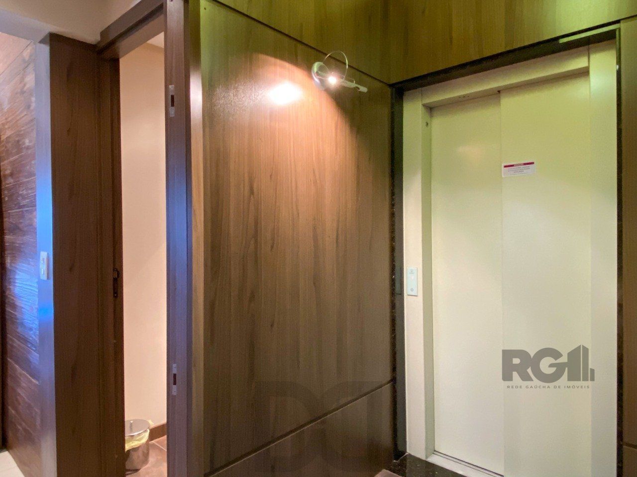 Sala mobiliada, com churrasqueira para happy hour e vista para o Guaíba — foto 20