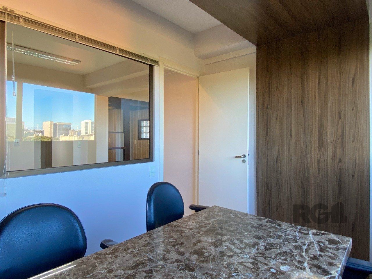 Sala mobiliada, com churrasqueira para happy hour e vista para o Guaíba — foto 65