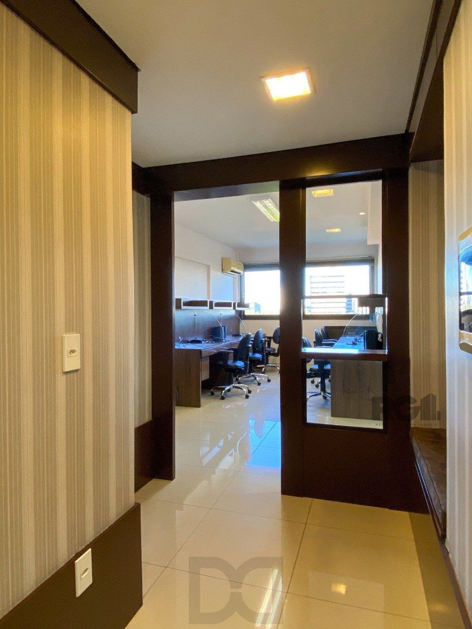 Sala mobiliada, com churrasqueira para happy hour e vista para o Guaíba — foto 54