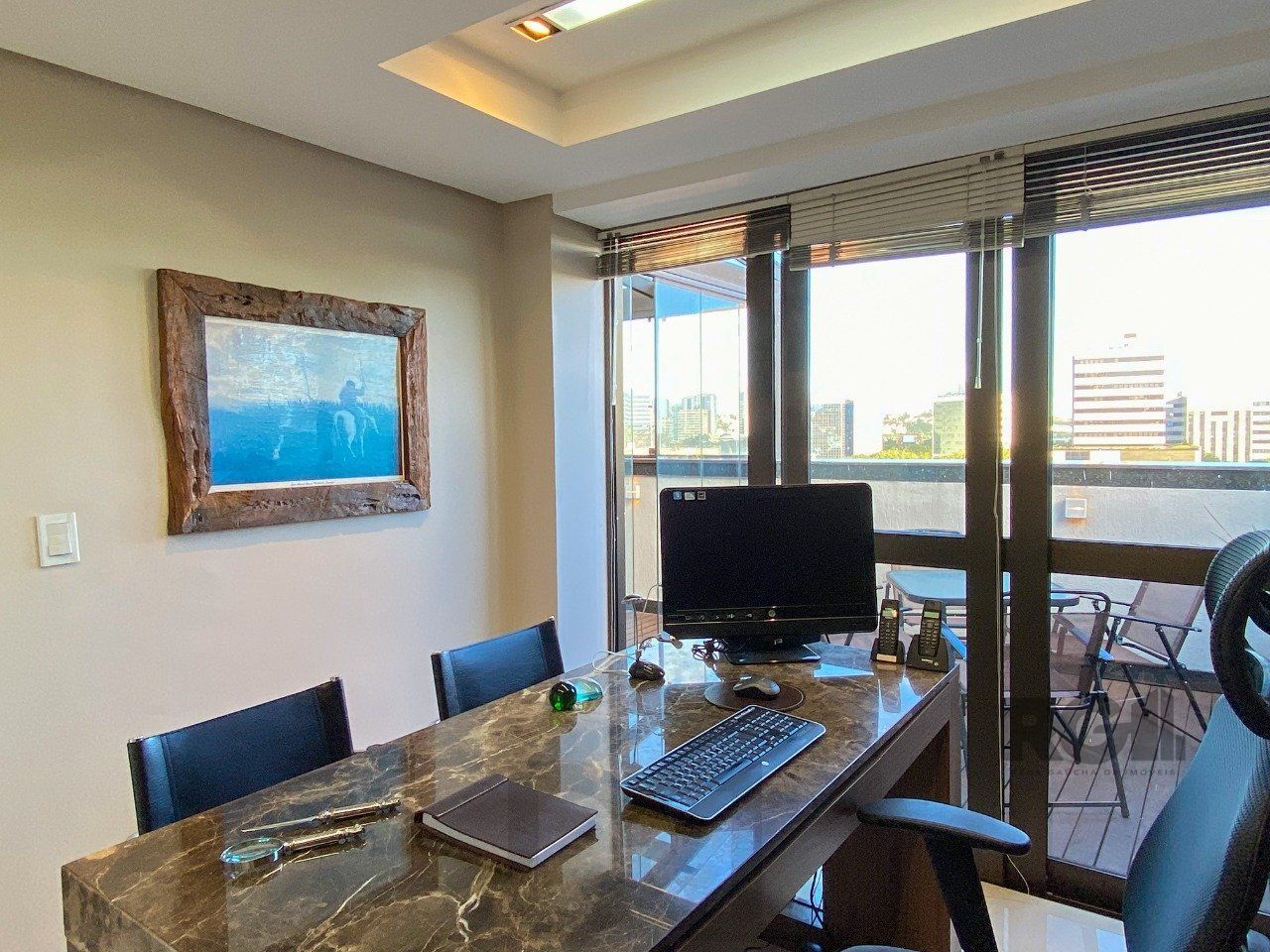 Sala mobiliada, com churrasqueira para happy hour e vista para o Guaíba — foto 31