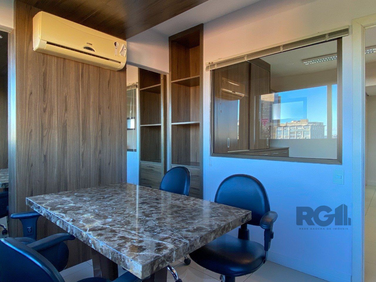 Sala mobiliada, com churrasqueira para happy hour e vista para o Guaíba — foto 63