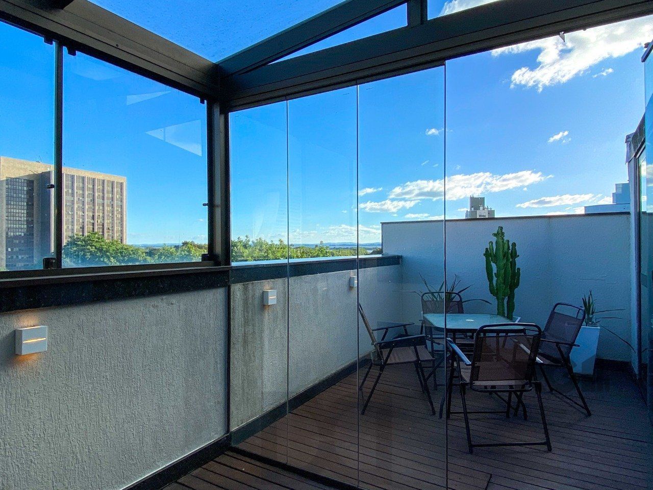 Sala mobiliada, com churrasqueira para happy hour e vista para o Guaíba — foto 24