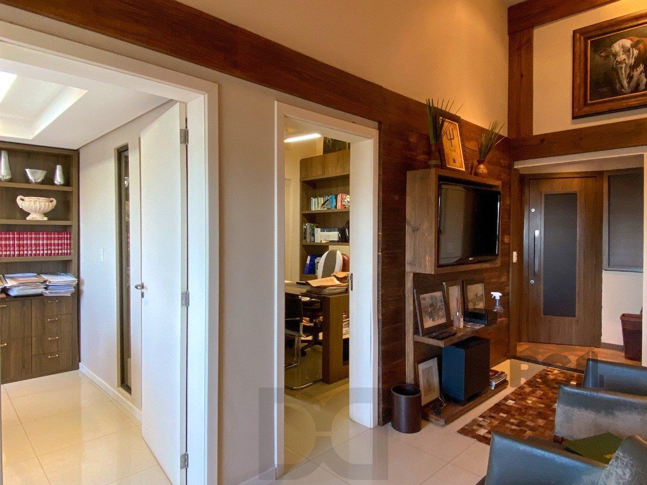 Sala mobiliada, com churrasqueira para happy hour e vista para o Guaíba — foto 16