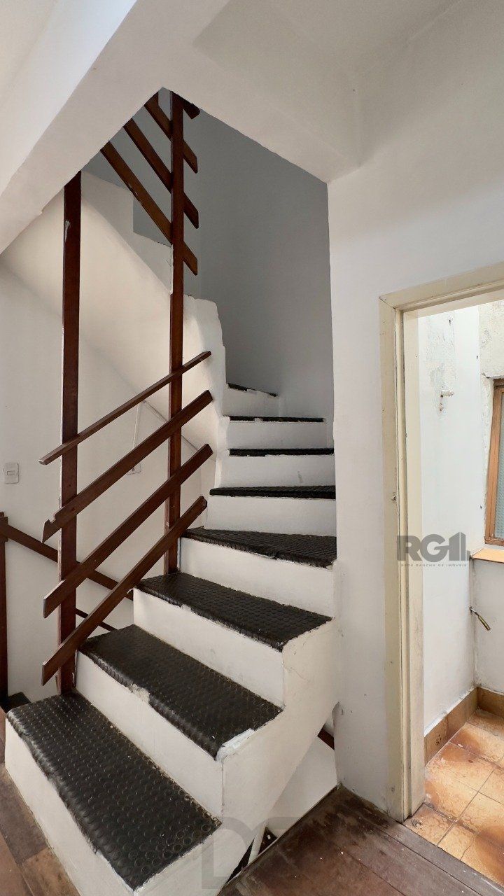 CASA COM 4 DORMITÓRIOS E PÁTIO COM CHURRASQUEIRA NO CENTRO HISTÓRICO — foto 32