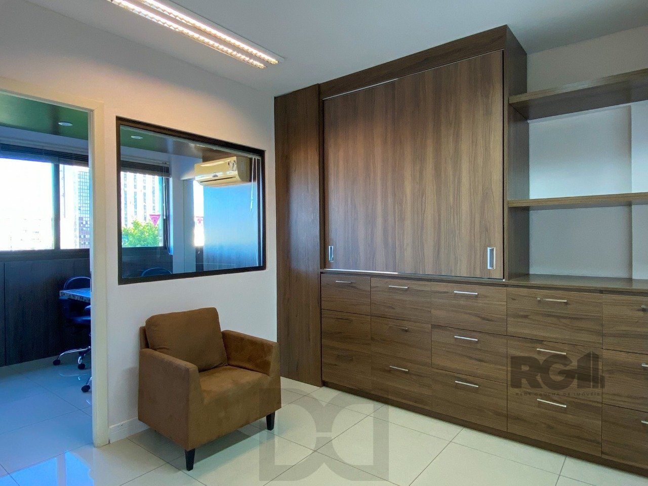 Sala mobiliada, com churrasqueira para happy hour e vista para o Guaíba — foto 58