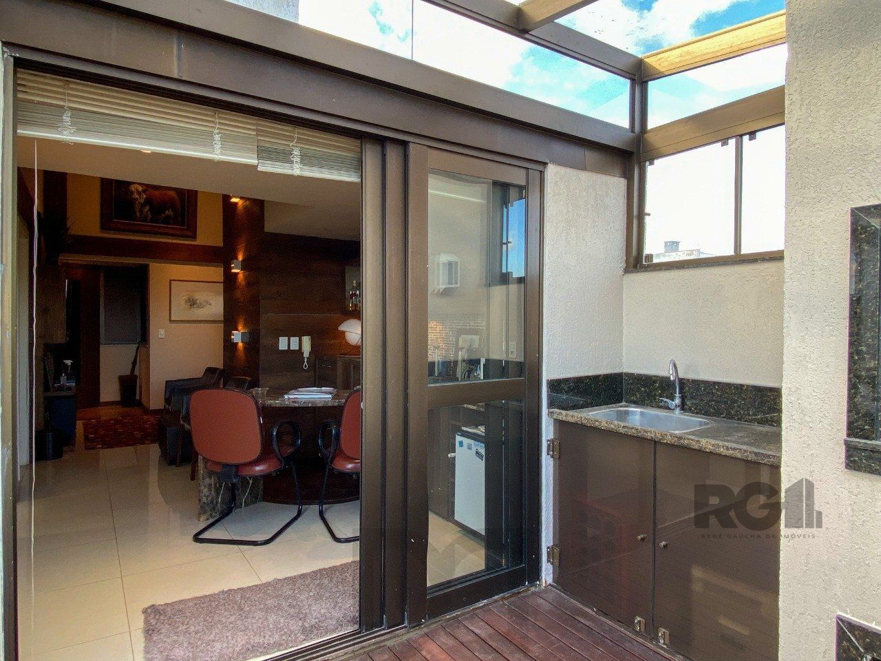 Sala mobiliada, com churrasqueira para happy hour e vista para o Guaíba — foto 23