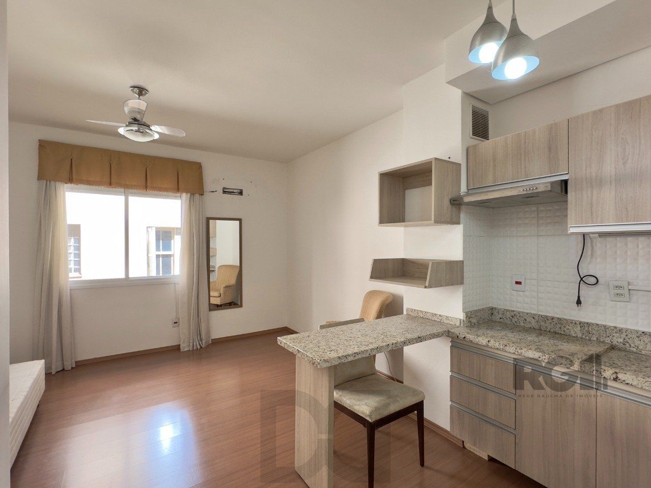 STUDIO SEMIMOBILIADO COM VAGA DE GARAGEM NO CENTRO HISTÓRICO — foto 1