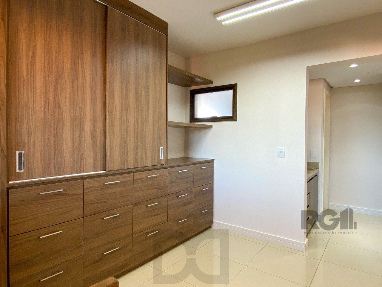Sala mobiliada, com churrasqueira para happy hour e vista para o Guaíba — foto 62