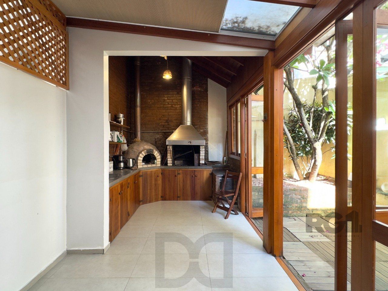 Apartamento garden semimobiliado de 2 dormitórios reformado no Bom Fim — foto 1