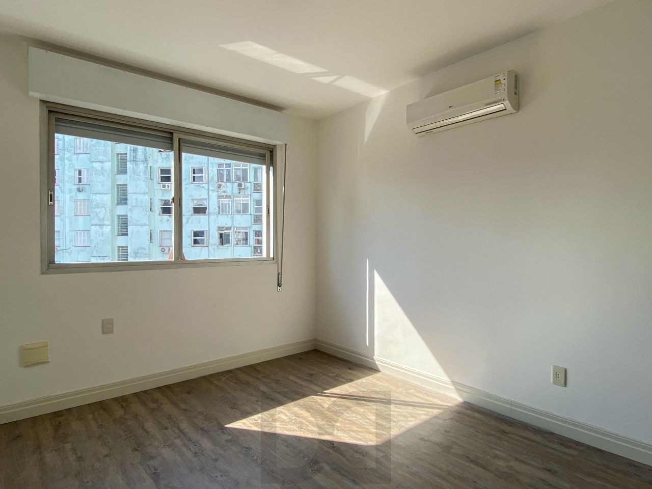 APARTAMENTO DE FRENTE, 1 DORMITÓRIO COM VAGA DE GARAGEM NA DUQUE — foto 2