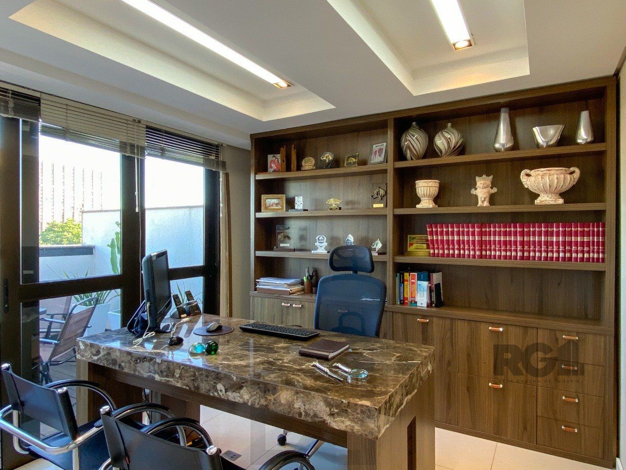 Sala mobiliada, com churrasqueira para happy hour e vista para o Guaíba — foto 29