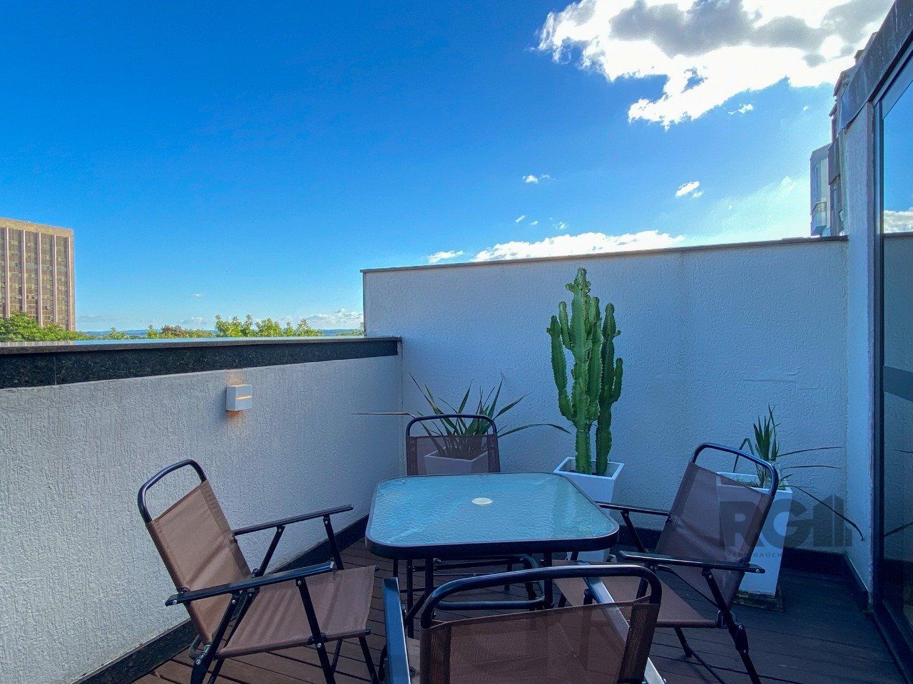 Sala mobiliada, com churrasqueira para happy hour e vista para o Guaíba — foto 37