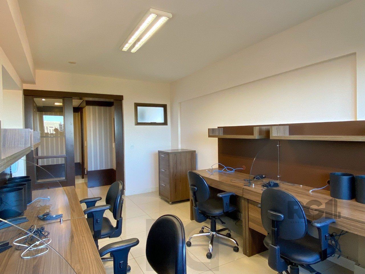 Sala mobiliada, com churrasqueira para happy hour e vista para o Guaíba — foto 49