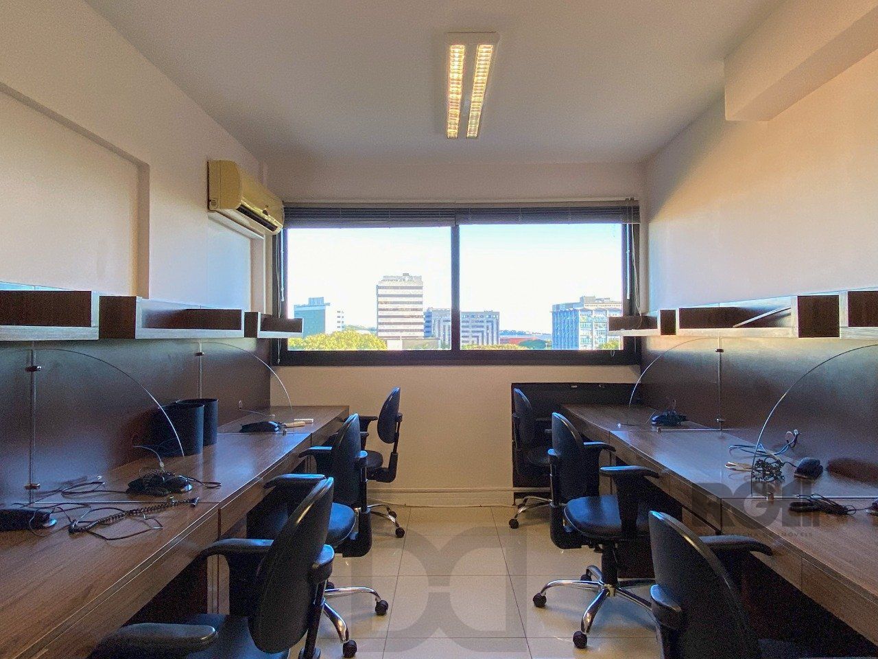 Sala mobiliada, com churrasqueira para happy hour e vista para o Guaíba — foto 46