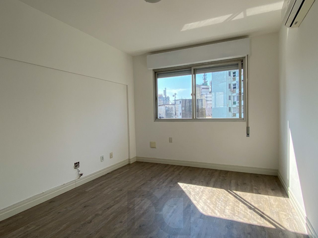 APARTAMENTO DE FRENTE, 1 DORMITÓRIO COM VAGA DE GARAGEM NA DUQUE — foto 1