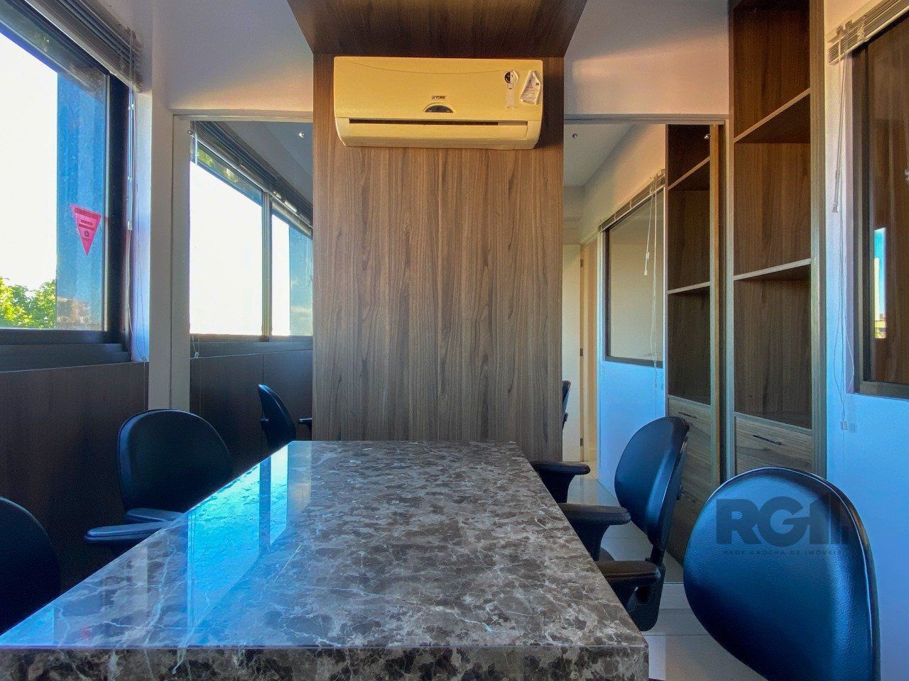 Sala mobiliada, com churrasqueira para happy hour e vista para o Guaíba — foto 64