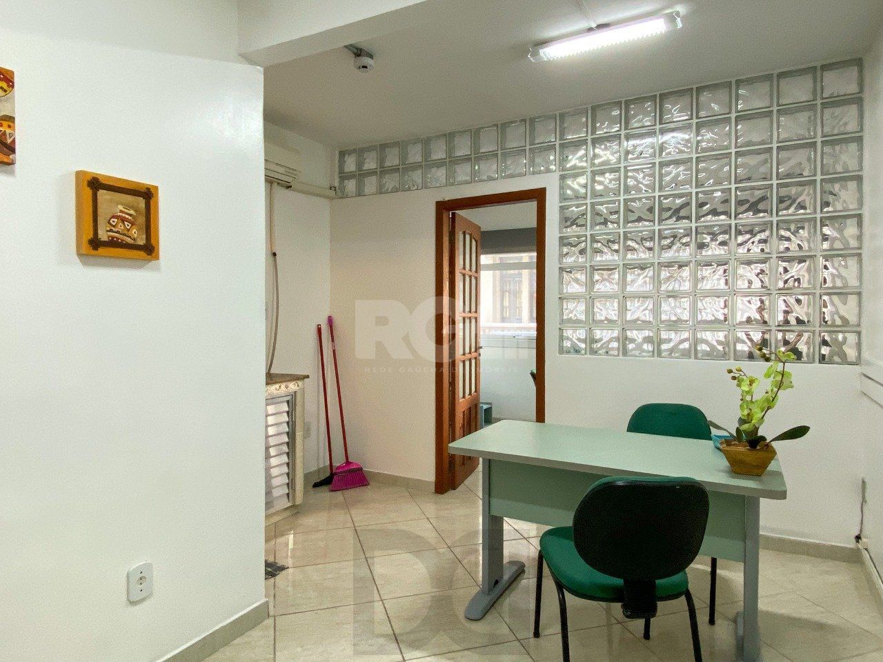 Sala comercial, de frente para a Rua Uruguai, no condomínio Aceguá — foto 1