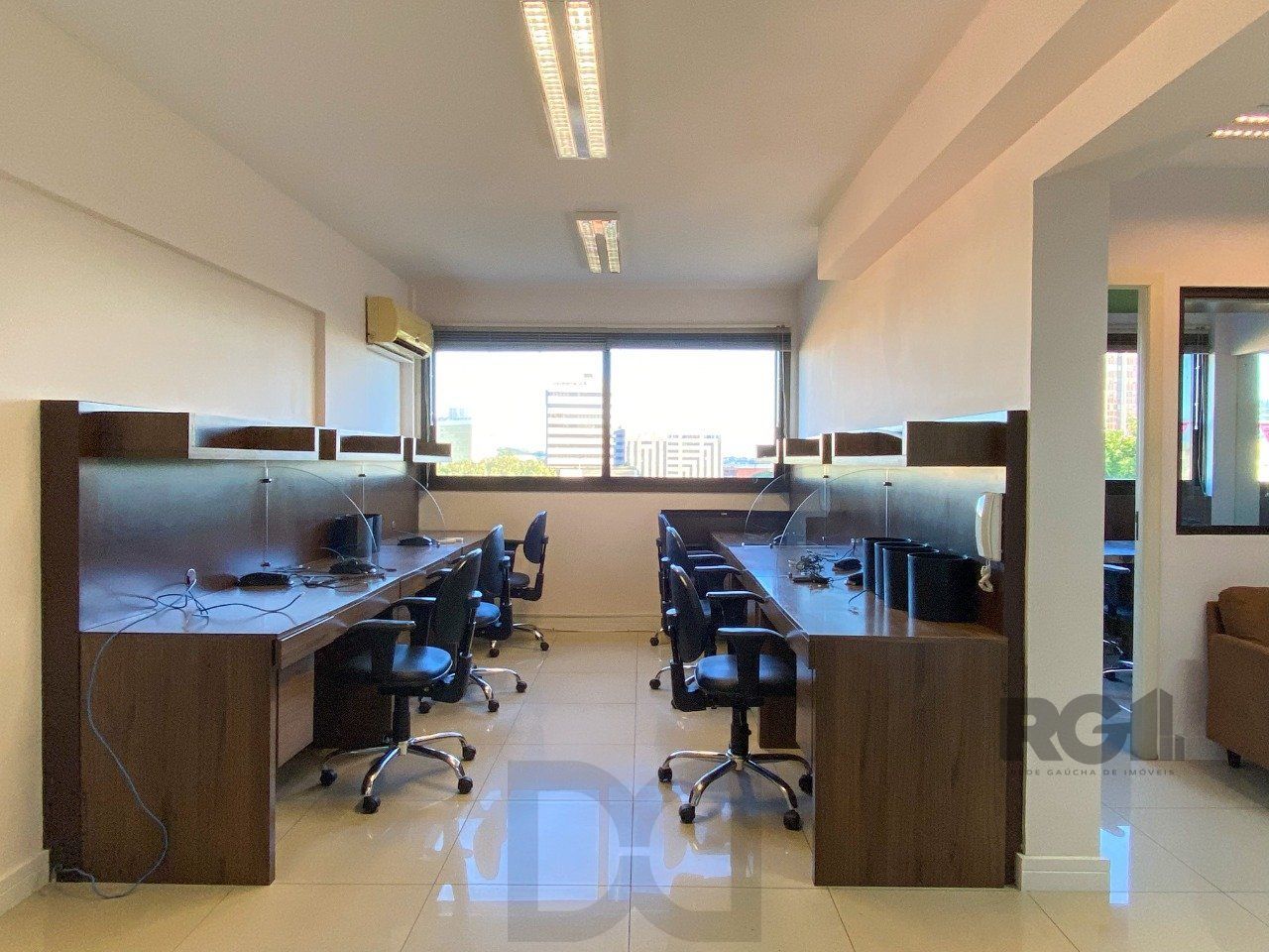 Sala mobiliada, com churrasqueira para happy hour e vista para o Guaíba — foto 44