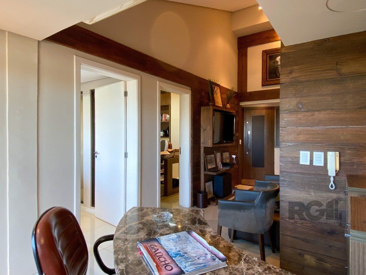 Sala mobiliada, com churrasqueira para happy hour e vista para o Guaíba — foto 14