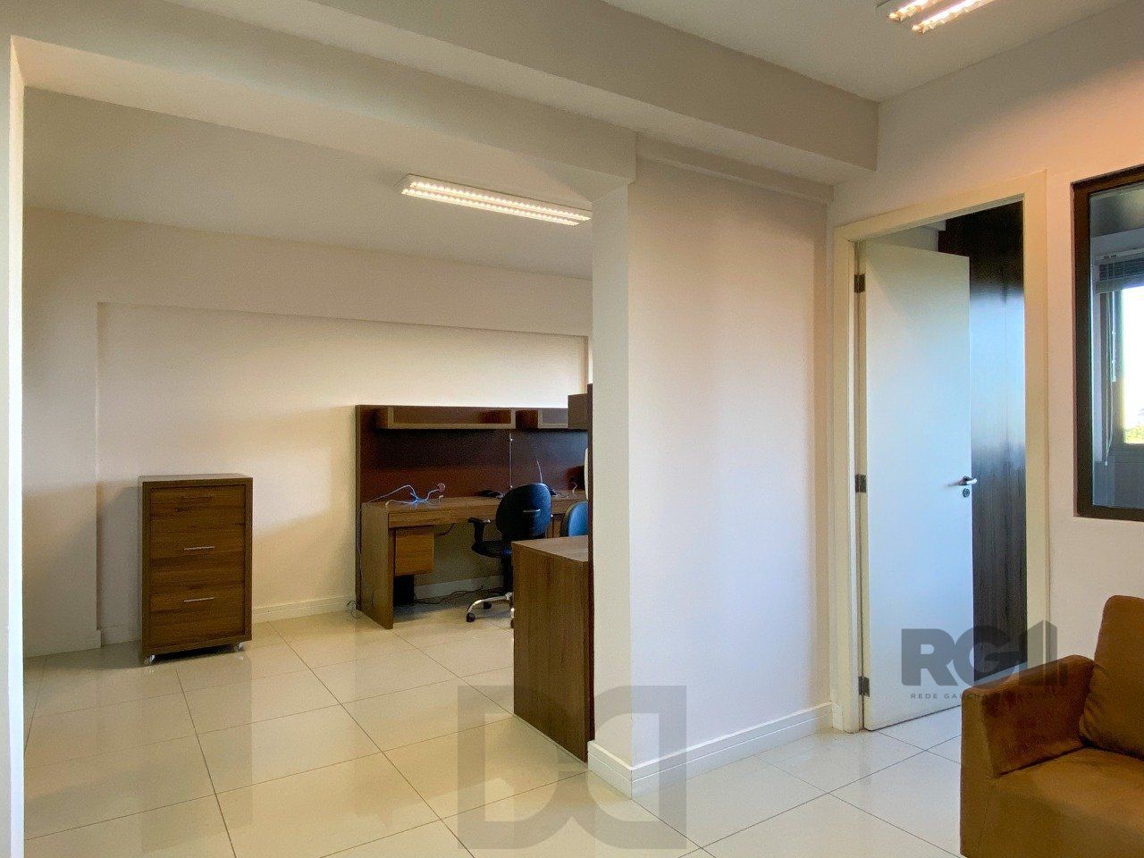 Sala mobiliada, com churrasqueira para happy hour e vista para o Guaíba — foto 60