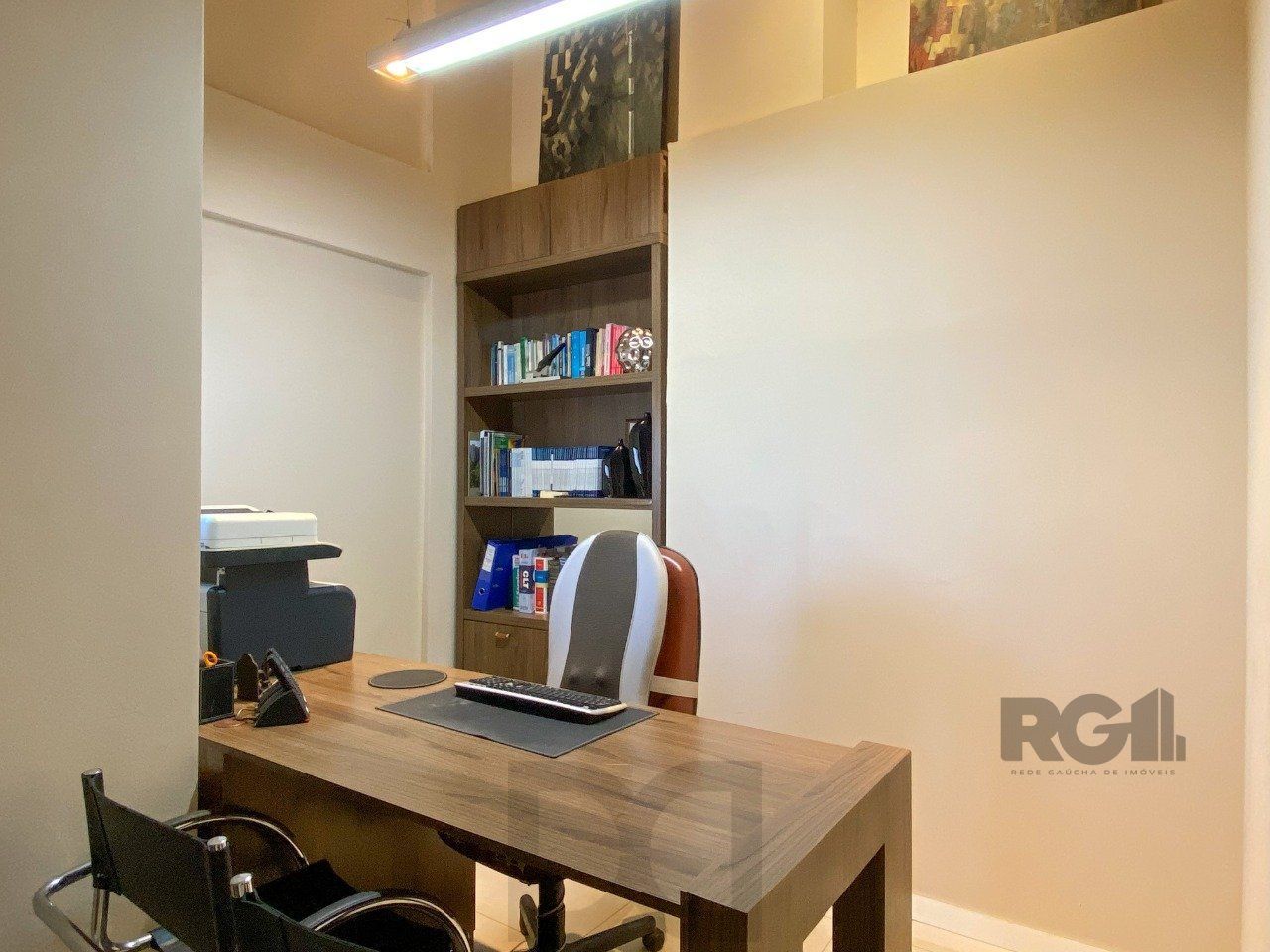 Sala mobiliada, com churrasqueira para happy hour e vista para o Guaíba — foto 38