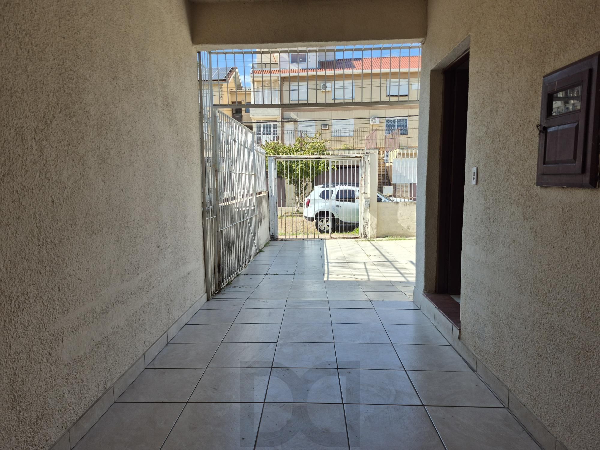 Casa Residencial de 4 Quartos com Piscina e Churrasqueira em Porto Alegre — foto 3