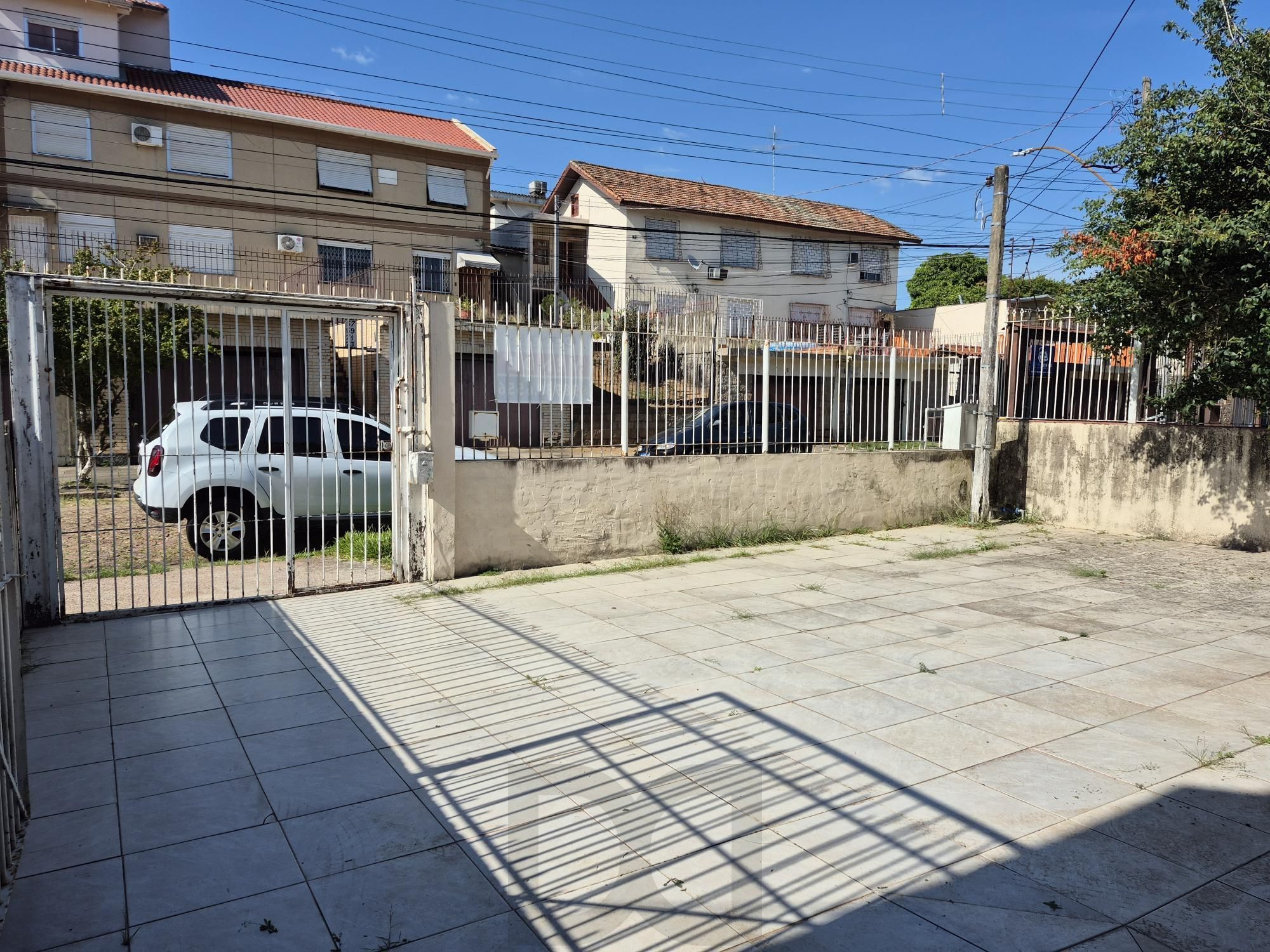Casa Residencial de 4 Quartos com Piscina e Churrasqueira em Porto Alegre — foto 2