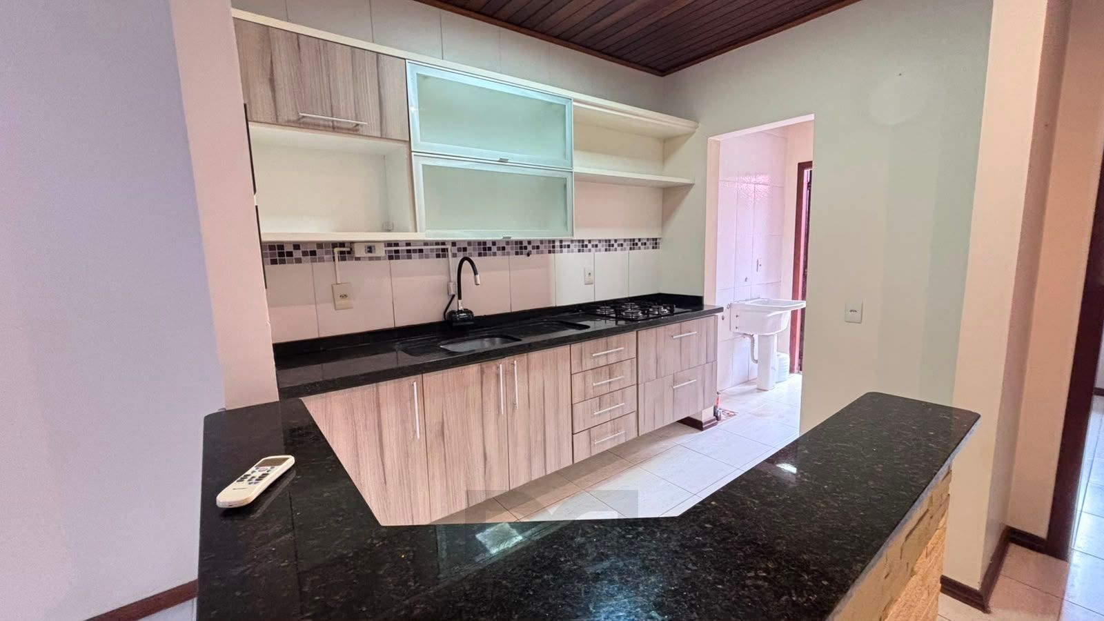 Casa térrea com 3 dormitórios, salão de festas com churrasqueira e 2 vagas de garagem. — foto 6