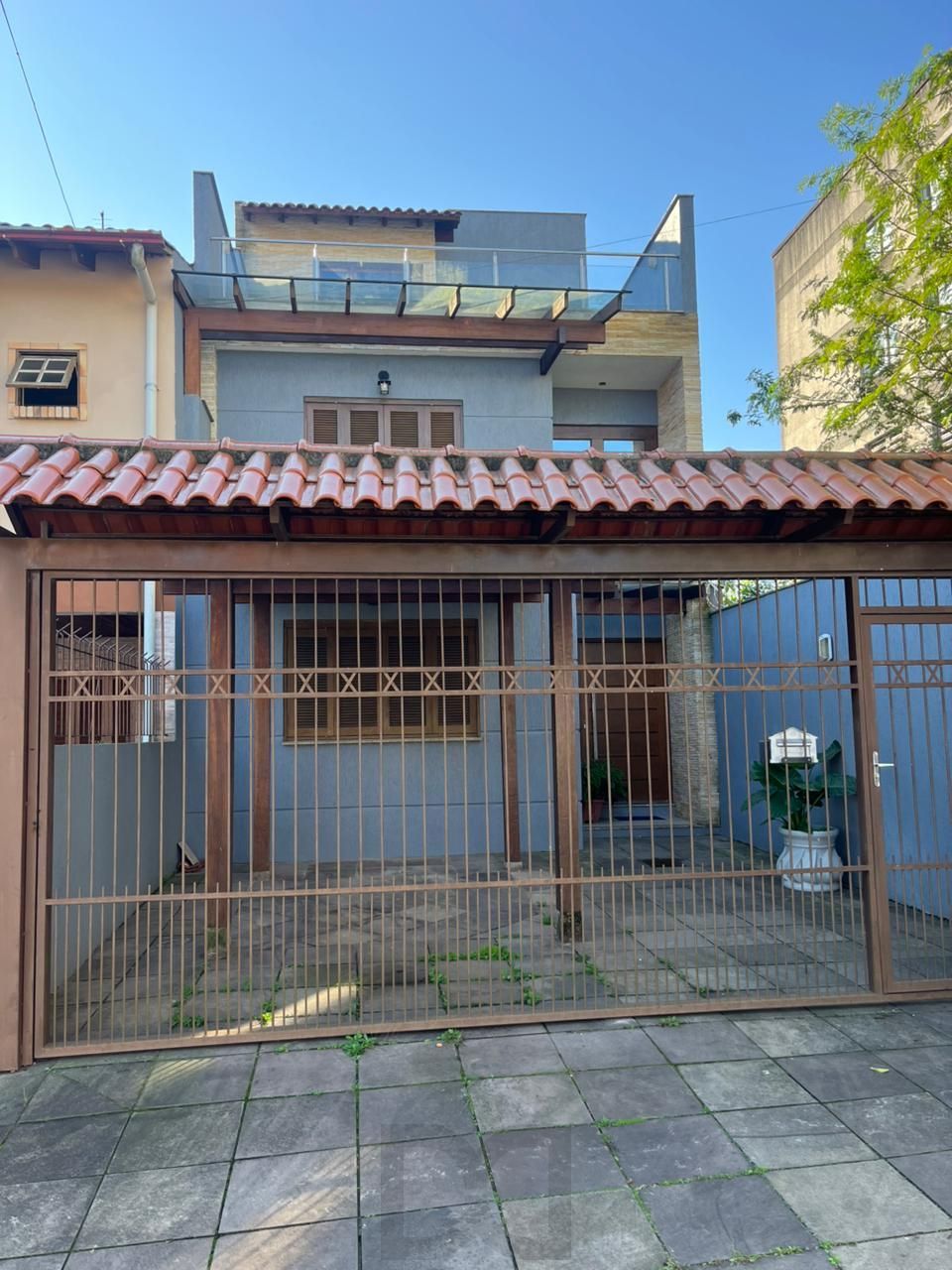Sobrado triplex com piscina no Loteamento Nova Ipanema — foto 1