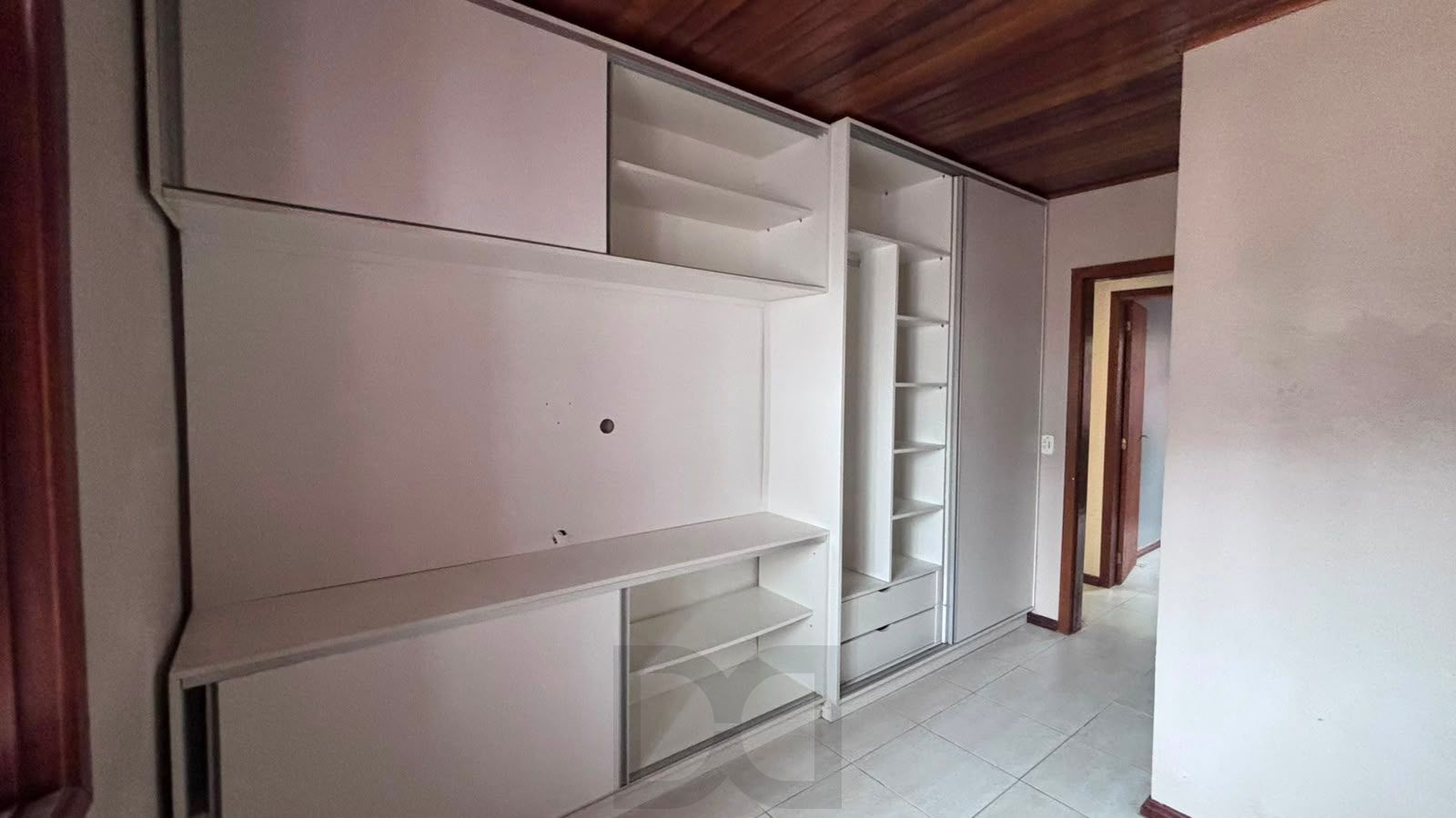 Casa térrea com 3 dormitórios, salão de festas com churrasqueira e 2 vagas de garagem. — foto 16
