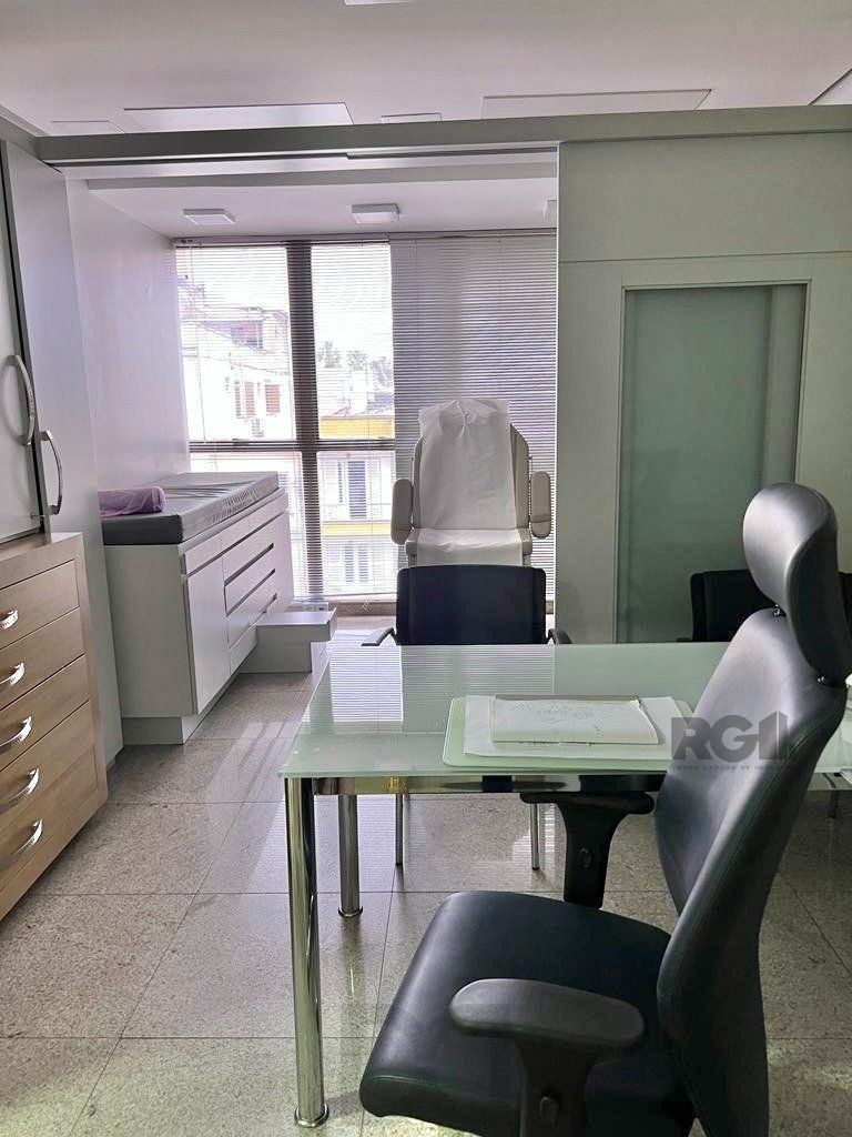 Conjunto comercial para comprar totalmente mobiliado e desocupado, localizado na prestigiada Rua Felipe Camarão, em frente à Redenção. — foto 11