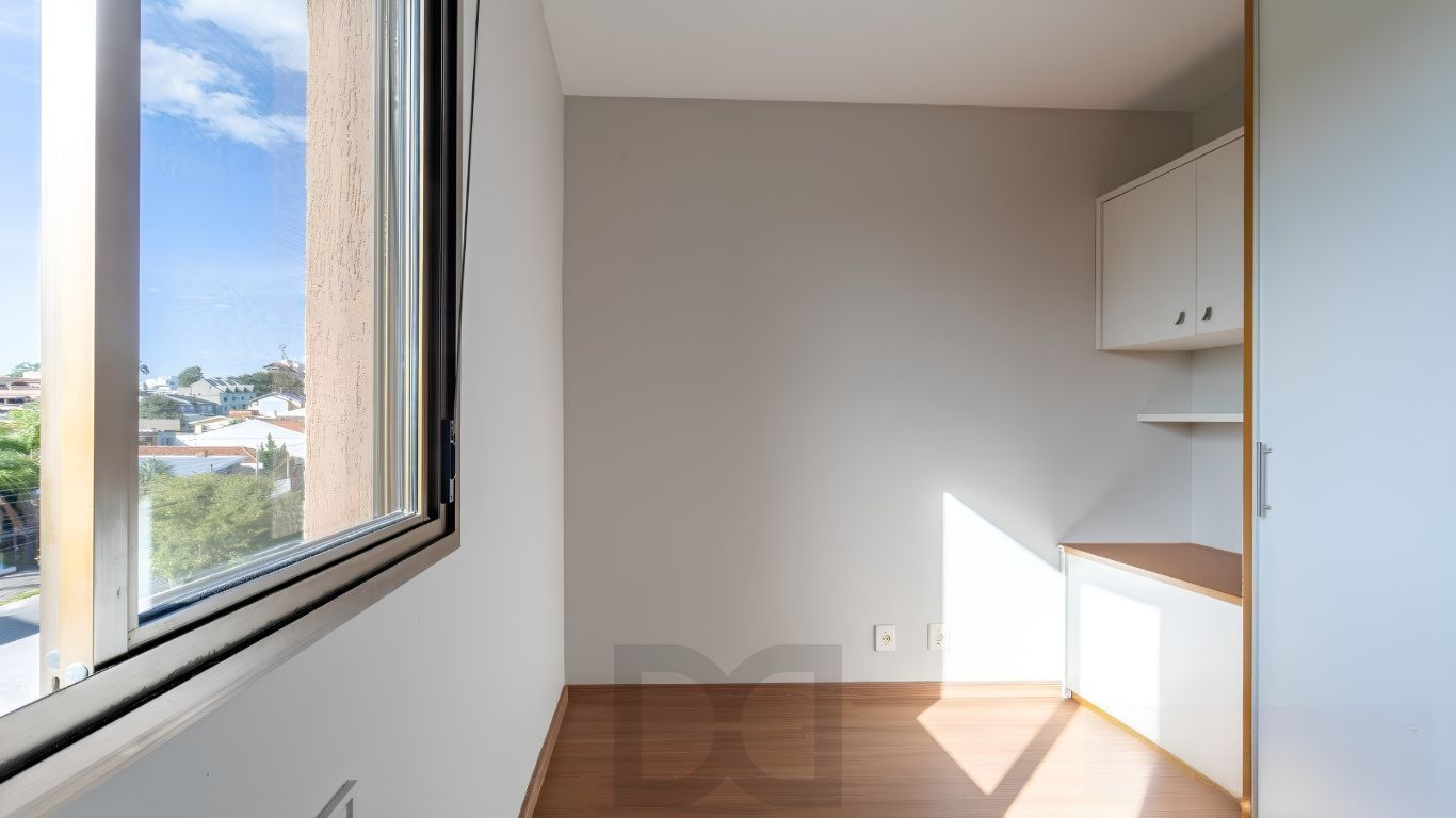 Apartamento 2 dormitórios, 1 suíte, com lareira e living para 2 ambientes — foto 9