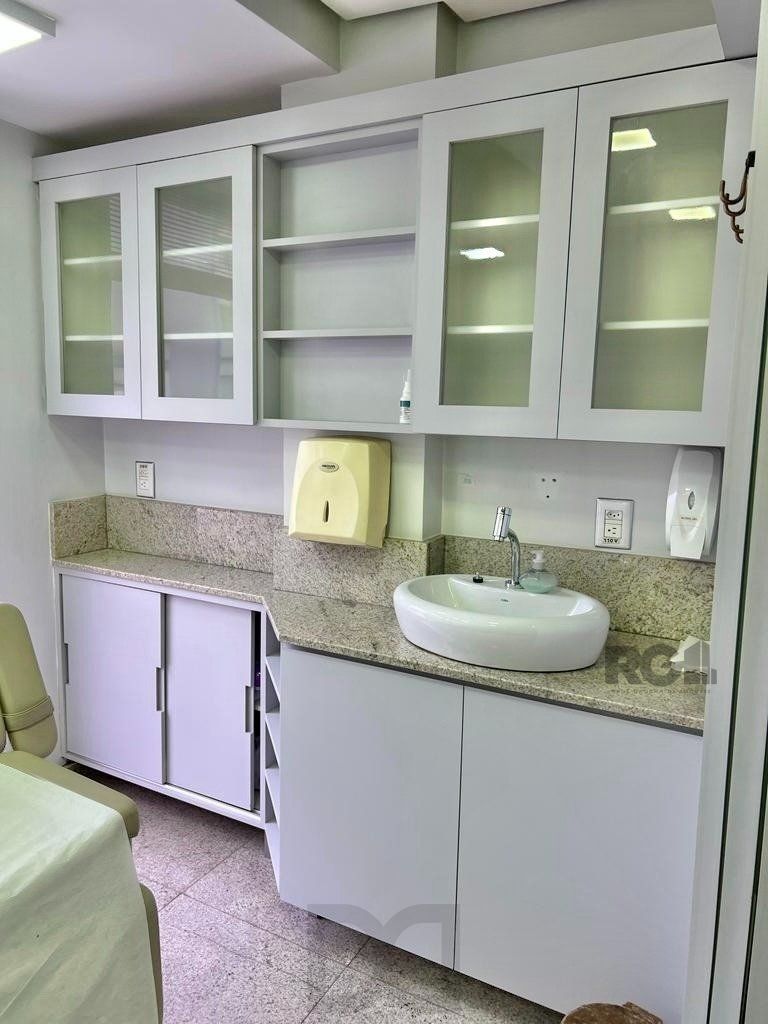 Conjunto comercial para comprar totalmente mobiliado e desocupado, localizado na prestigiada Rua Felipe Camarão, em frente à Redenção. — foto 16