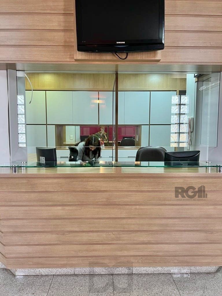Conjunto comercial para comprar totalmente mobiliado e desocupado, localizado na prestigiada Rua Felipe Camarão, em frente à Redenção. — foto 9