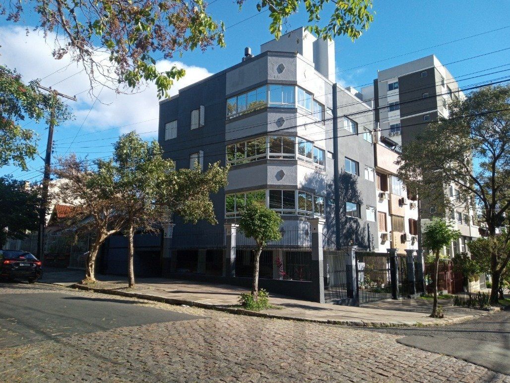Vende prédio com 3 apartamentos, 9 dormitórios, 3 suíte, 3 salas amplas com churrasqueira, box 8 vaga coberta, 479 m² por R$ 2.150.000,00- São João - Porto Alegre/RS — foto 2