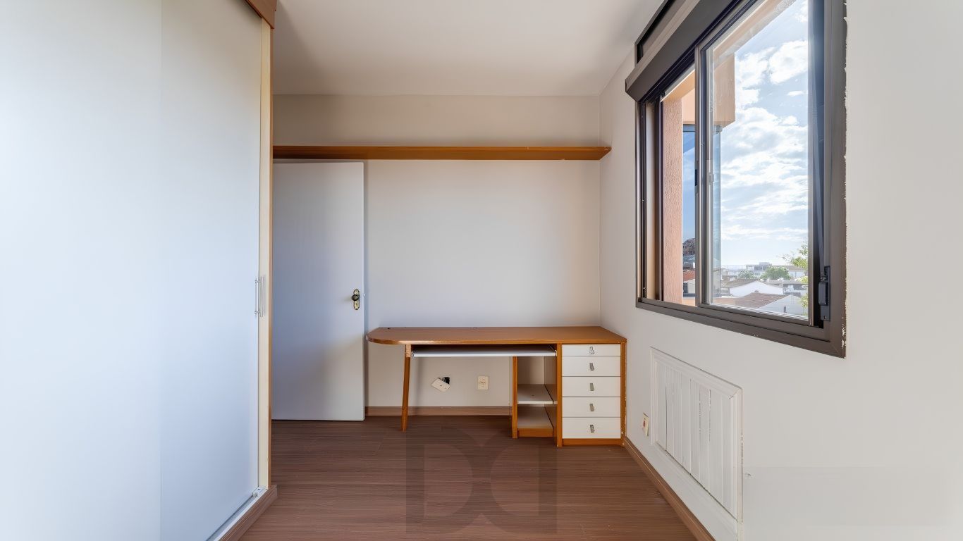 Apartamento 2 dormitórios, 1 suíte, com lareira e living para 2 ambientes — foto 8