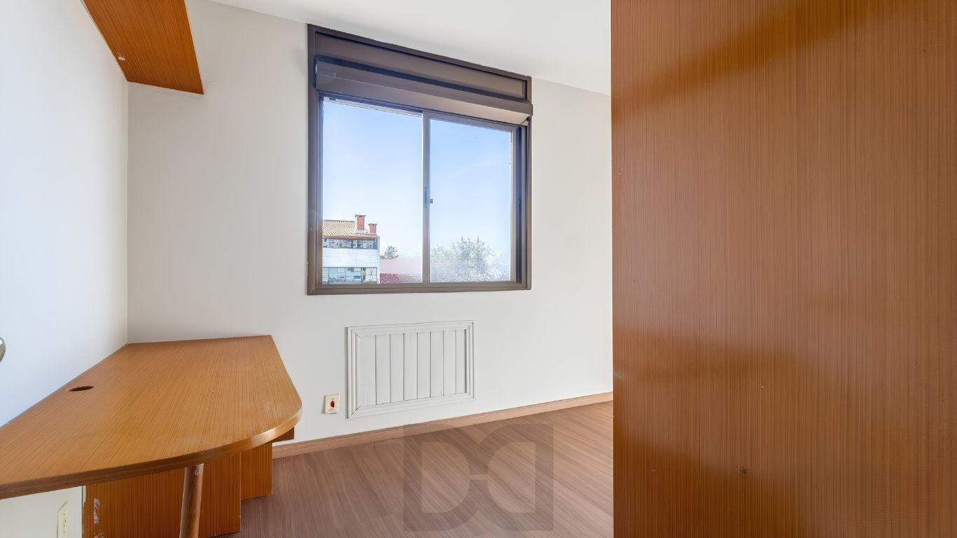 Apartamento 2 dormitórios, 1 suíte, com lareira e living para 2 ambientes — foto 11
