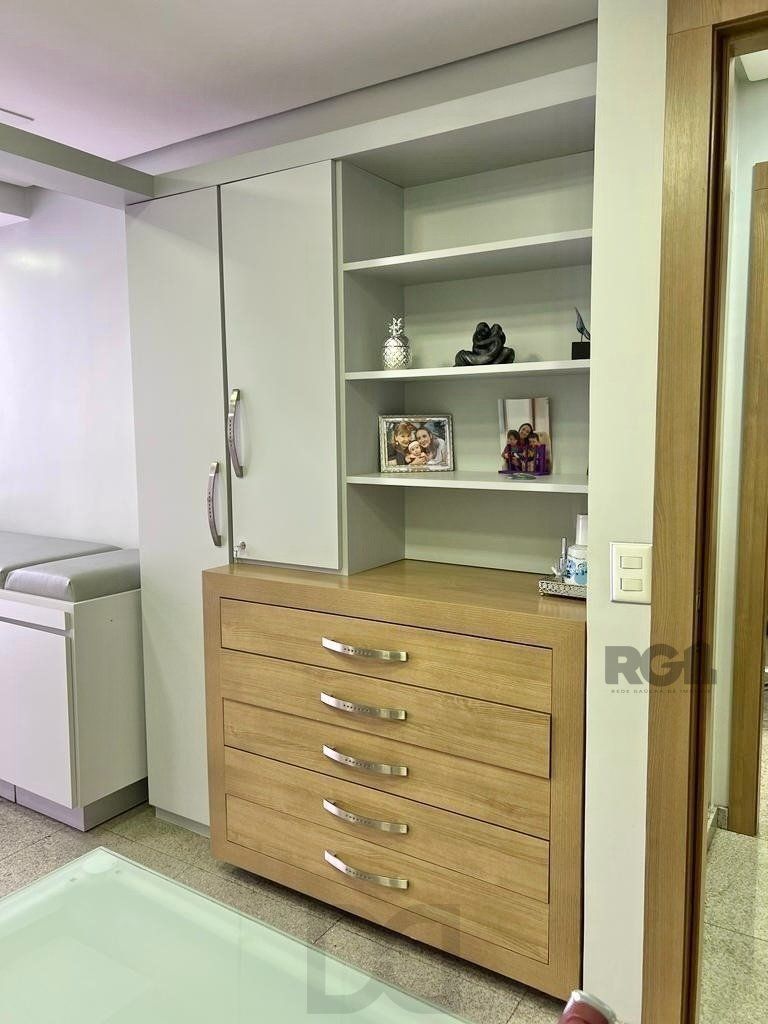 Conjunto comercial para comprar totalmente mobiliado e desocupado, localizado na prestigiada Rua Felipe Camarão, em frente à Redenção. — foto 6