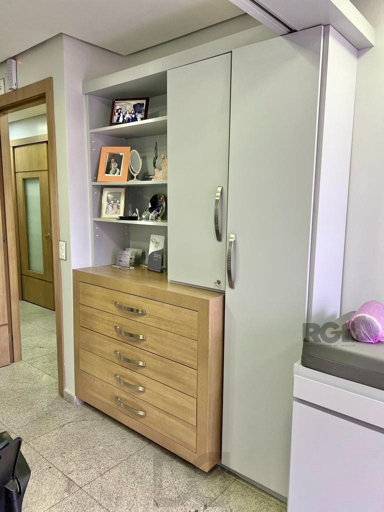Conjunto comercial para comprar totalmente mobiliado e desocupado, localizado na prestigiada Rua Felipe Camarão, em frente à Redenção. — foto 7