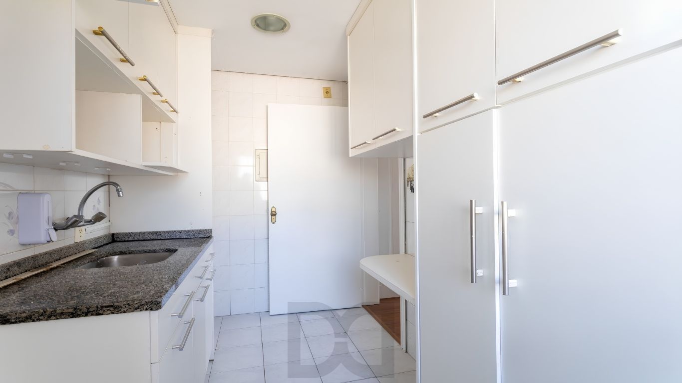 Apartamento 2 dormitórios, 1 suíte, com lareira e living para 2 ambientes — foto 17